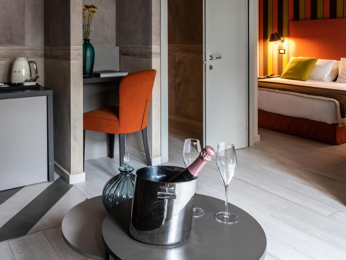 Fifty House Cellini Hotel Milan Exterior photo A champagne bucket